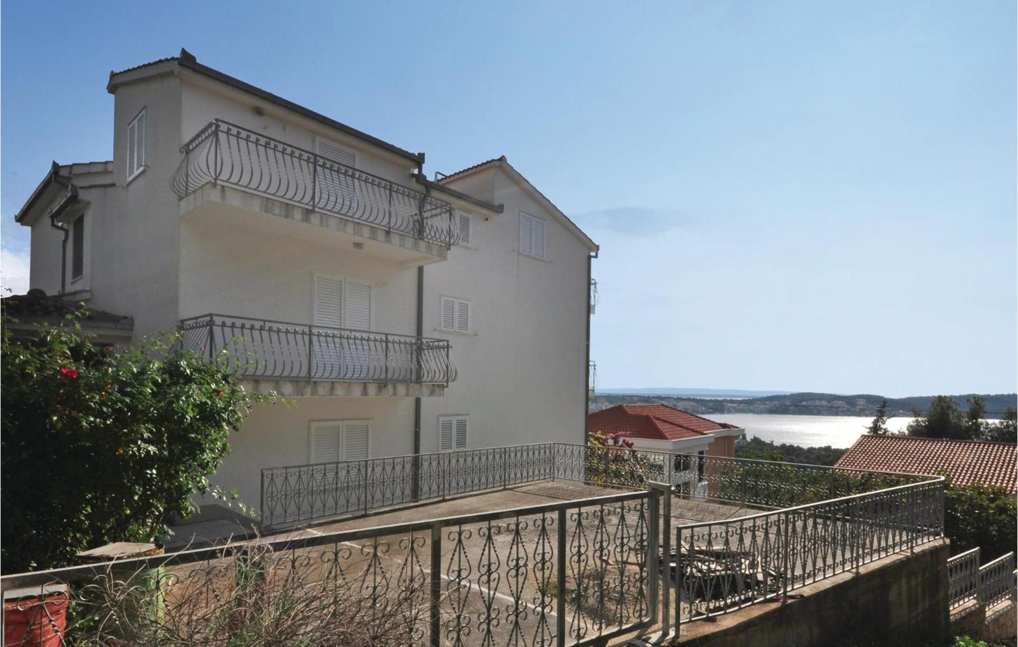 Lovely Apartment In Trogir With Kitchen Екстериор снимка