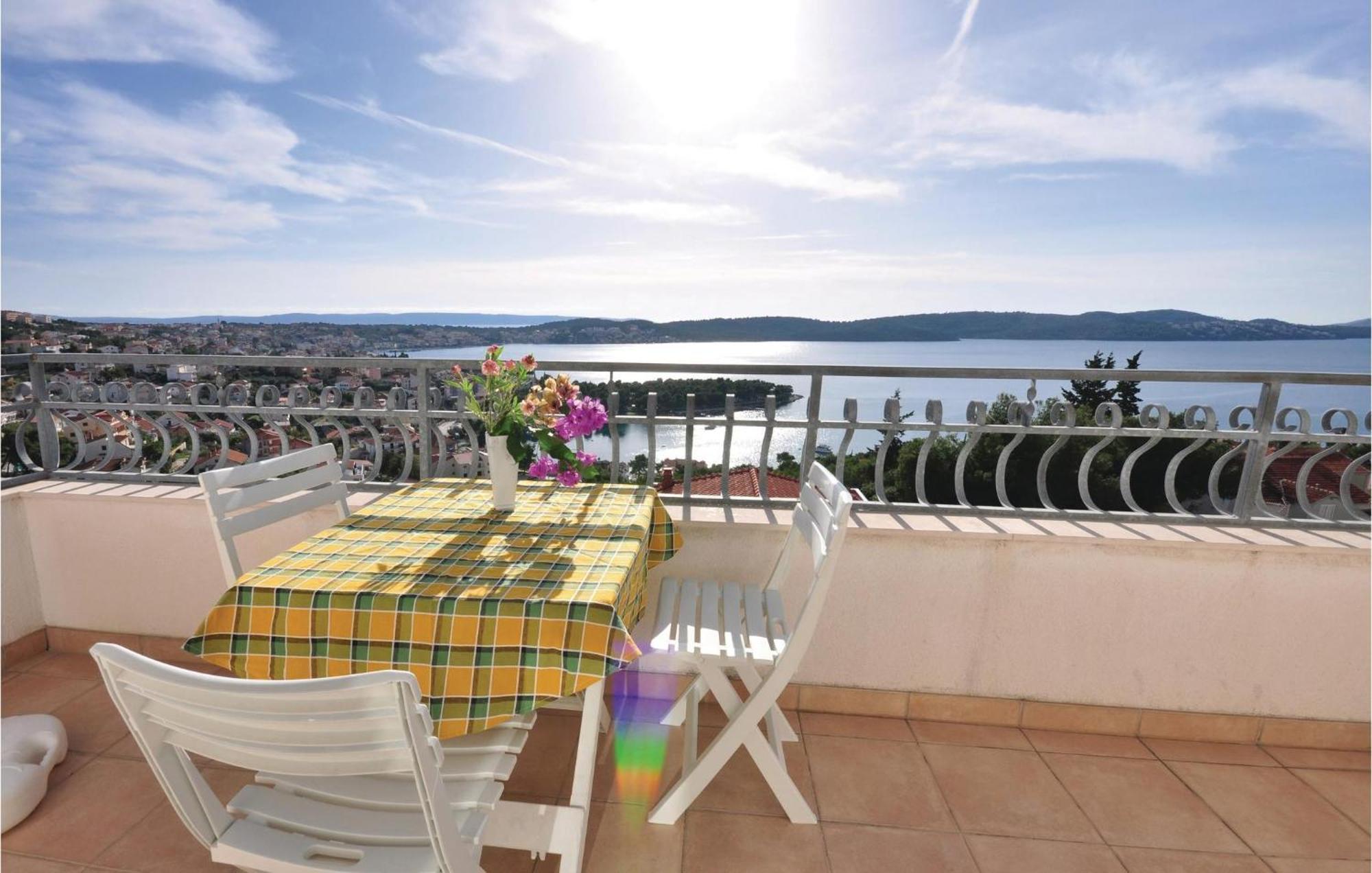 Lovely Apartment In Trogir With Kitchen Екстериор снимка