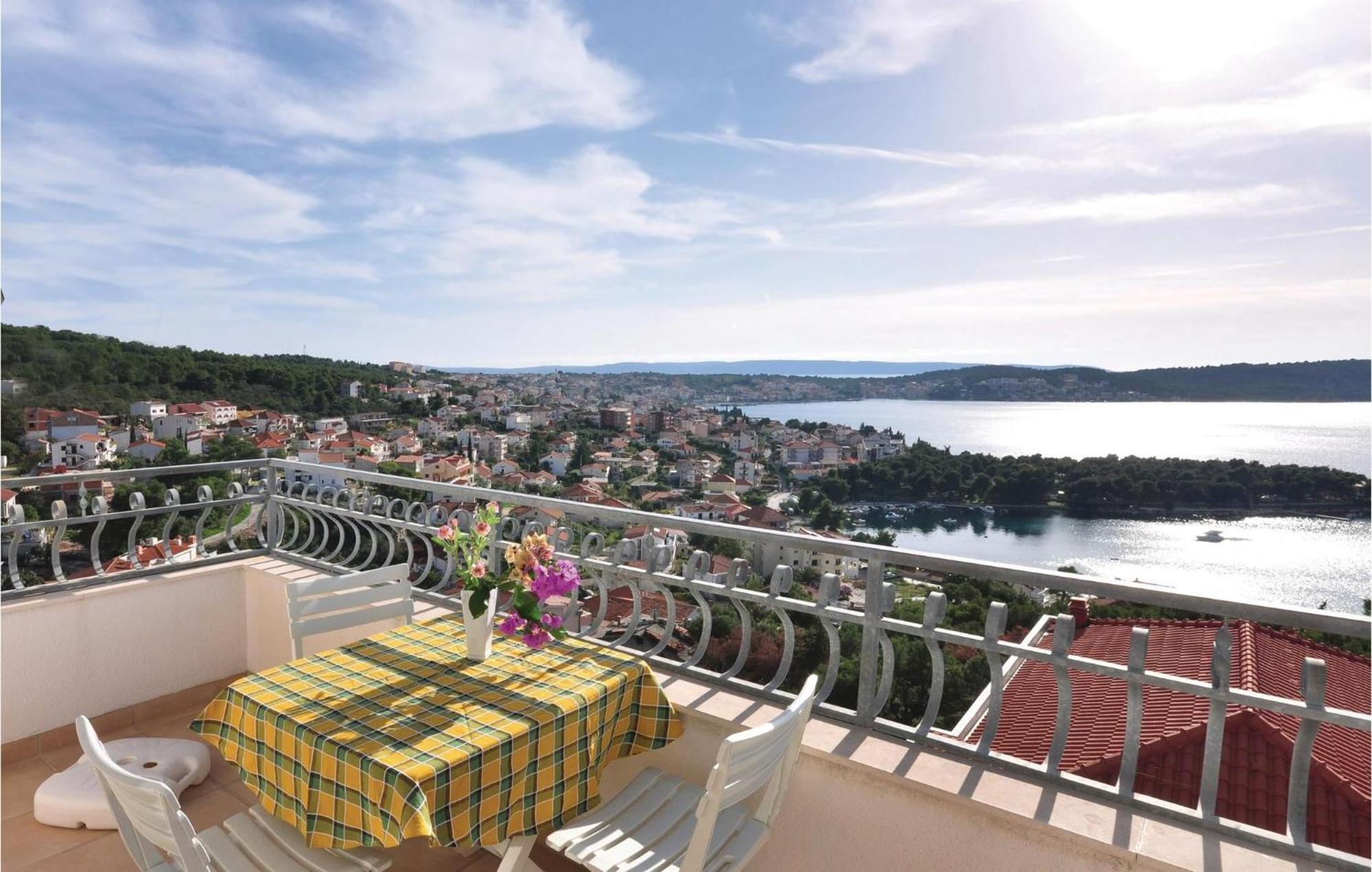 Lovely Apartment In Trogir With Kitchen Екстериор снимка