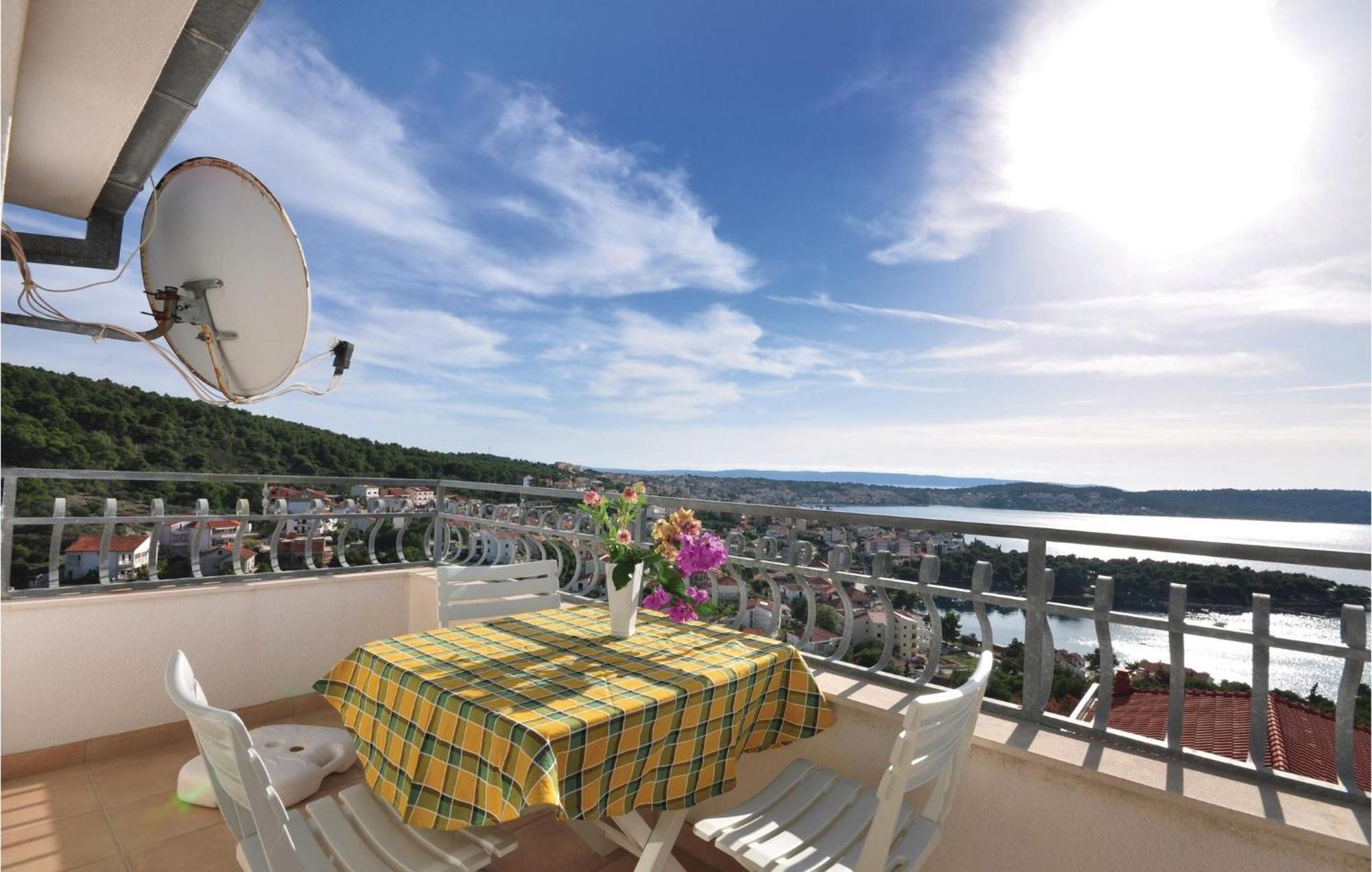 Lovely Apartment In Trogir With Kitchen Екстериор снимка